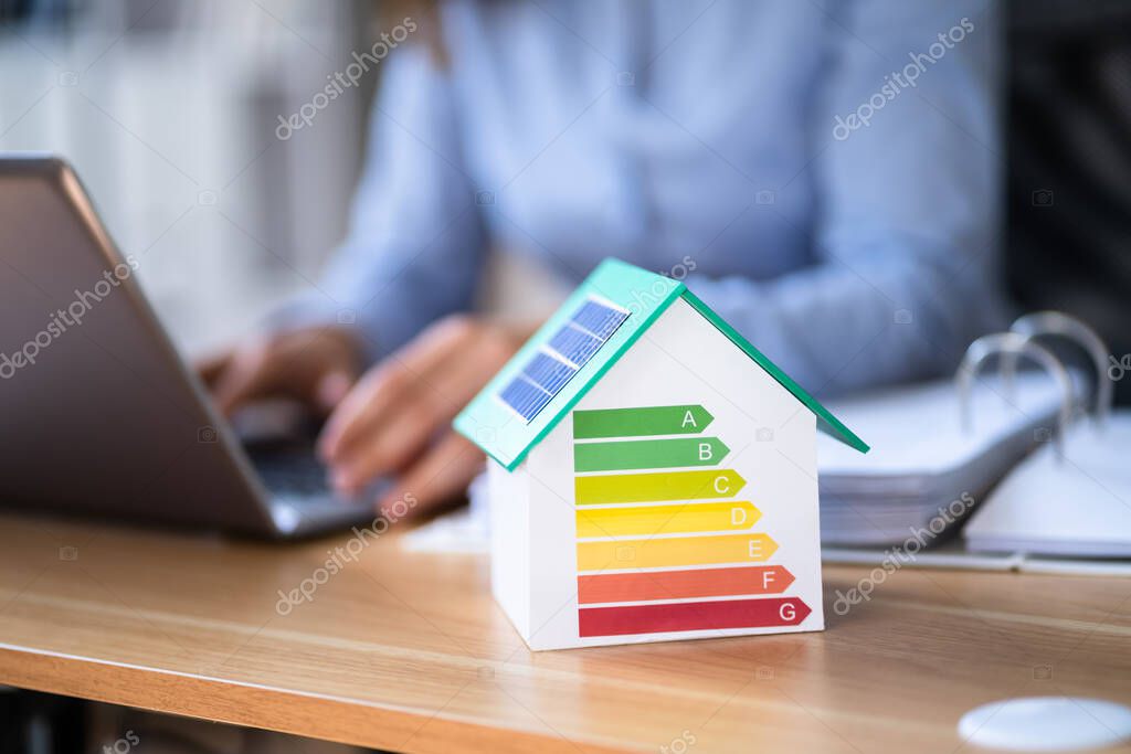 Energieberater prüft Wohnhaus für Sanierungsfahrplan